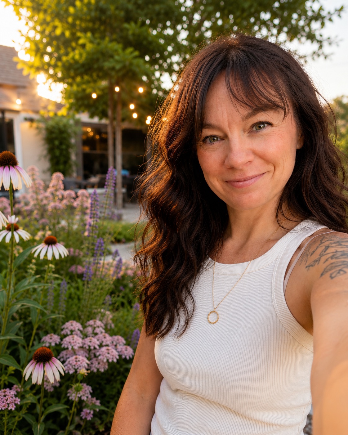 Anne – Gartenberaterin bei beetkompass in ihrem naturnahen Garten